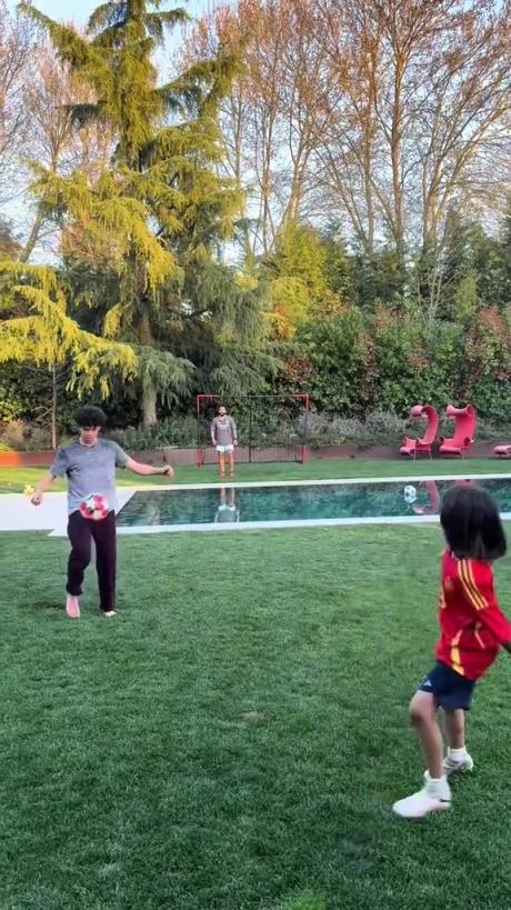 马塞洛和儿子隔水相传！大儿子脚法有点东西的！